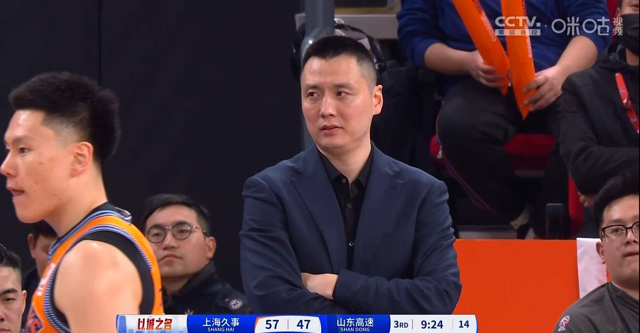 上海男篮失分不断,主教练严控战术调整